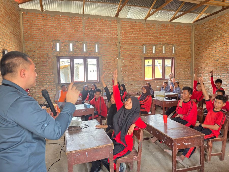 Melalui Program TJSL, PLN Icon Plus Gelar Edukasi Dunia Digital & Salurkan Bantuan Sarana Pendidikan