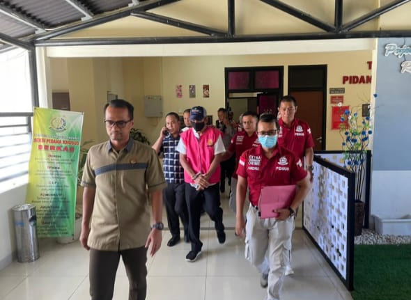 Memakai Rompi Merah dengan Kepala Tertunduk, Mantan Ketua KONI Padang Resmi Ditahan Jaksa