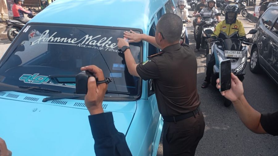Memperingati HBA Kejari Padang Bagikan Stiker dan Bunga