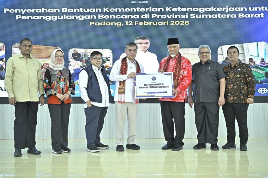 Menaker Serahkan Bantuan Rp30,3 Miliar untuk Korban Bencana Sumbar