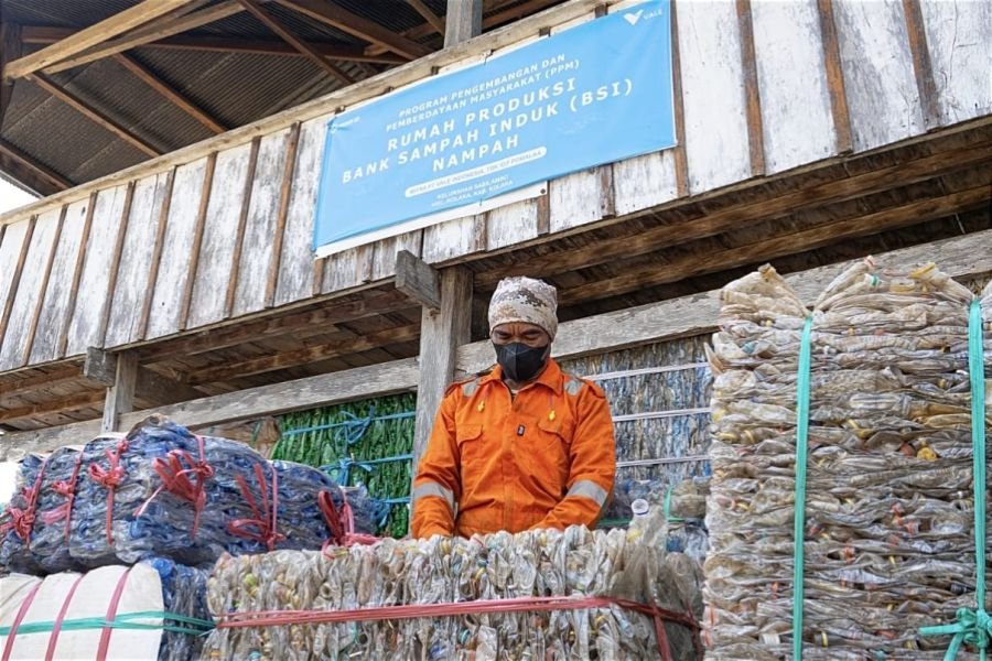 Mengolah Sampah Menjadi Pundi Rupiah