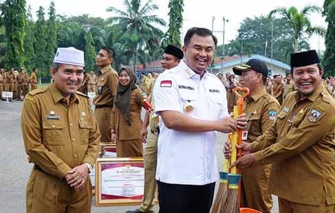 Menjadi Pembina Apel Gabungan Bulanan, Sutan Riska Minta Capaian PAD di Tingkatkan Secara Optimal