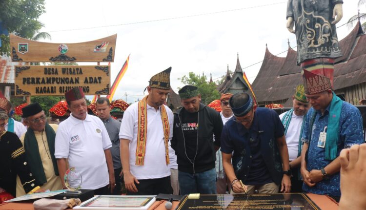 Menparekraf Sandiaga Uno Kunjungi Sijunjung Dalam Rangka Resmikan Desa Wisata Perkampungan Adat