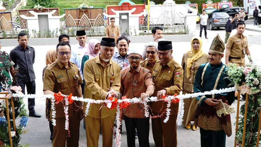 Menuju Rumah Sakit Berstandar Internasional
Gubernur Resmikan IGD Terpadu RSUD Achmad Mochtar