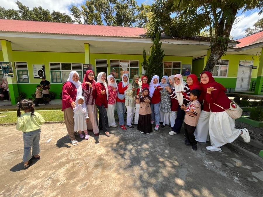 Merah Putih Menghias Dapur Dadakan SDN 05 Pauh, Kelas 1A Juara Pertama Lomba