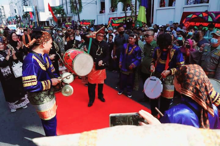 Meriah!! Wako Hendri Septa Tabuh Gandang Tasa di Pawai Budaya Raker APEKSI Medan