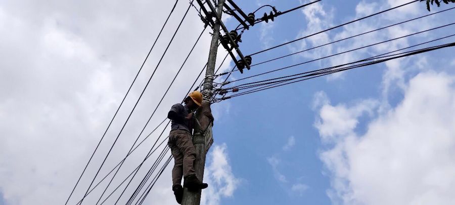 Minimalkan Gangguan, PLN Icon Plus Sumbagteng Lakukan Pemeliharaan Jaringan Secara Berkala di Solok