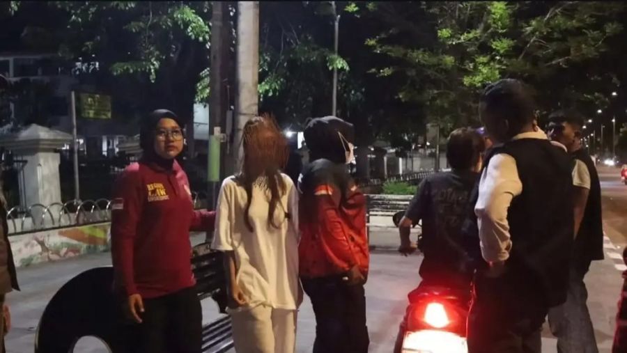 Minol Ilegal Disita, Satpol PP Padang Amankan Wanita Diduga Mabuk Saat Operasi Dini Hari