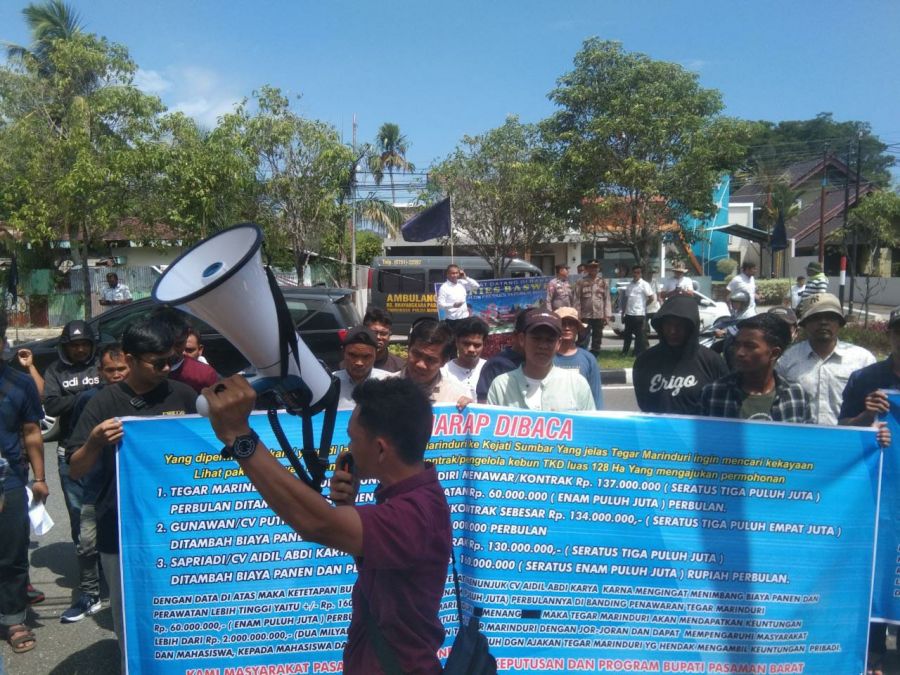 Minta Bupati tak Diperiksa, KMM PasBar Datangi Kantor Kejati Sumbar