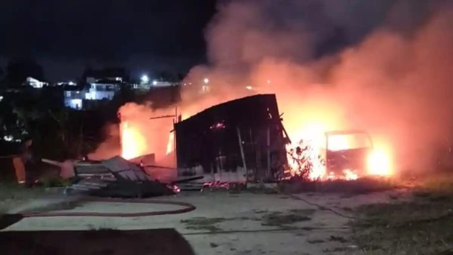 Mobil L300 dan Bangunan Darurat Ludes Terbakar di Dekat RSUD Bukittinggi