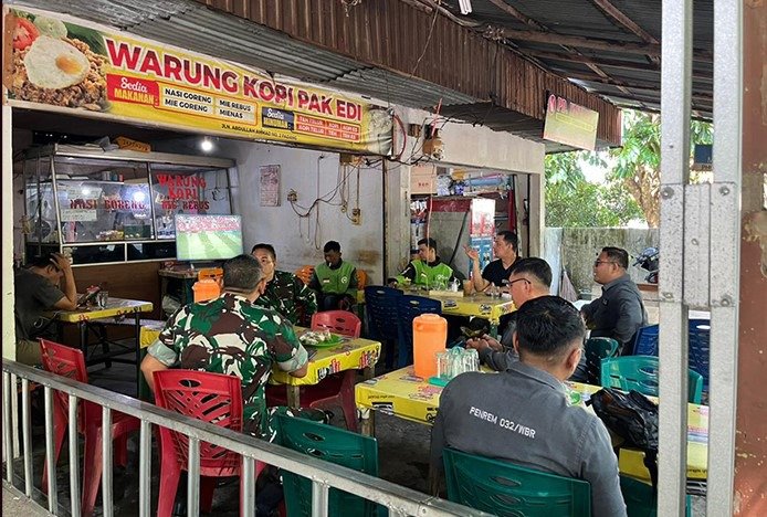 Nobar KOREM 032/WBR Bersama Masyarakat Berlangsung Hangat di Warung Ajo