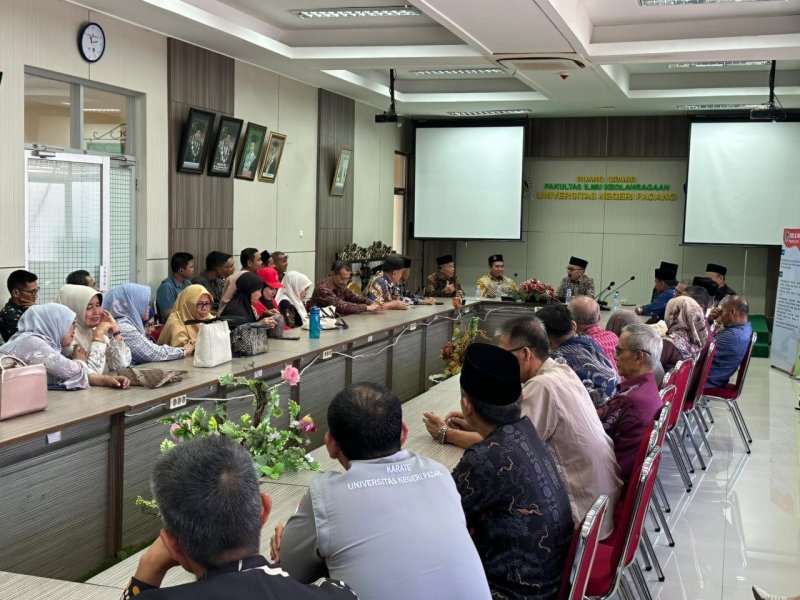 Nuansa Hangat Warnai Syukuran Profesor dan Pelepasan Sivitas Akademika di FIK UNP