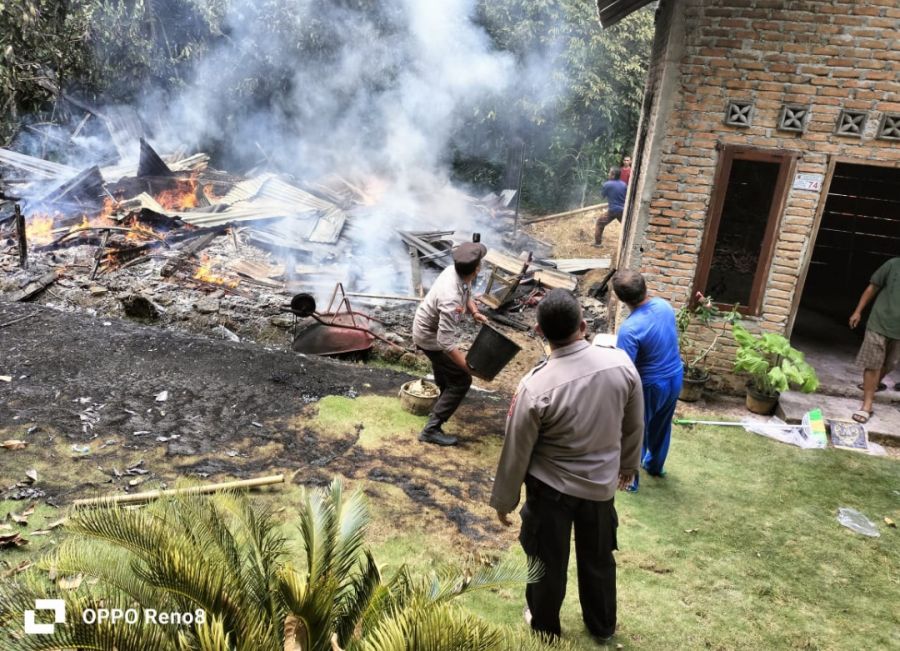 ODGJ Bakar Rumah Ibu Kandung di Palembayan, Bhabinkamtibmas Sigap Padamkan Api Bersama Warga