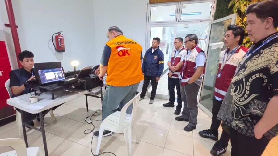 OJK Serahkan Tersangka Ke Kejari Jaksel