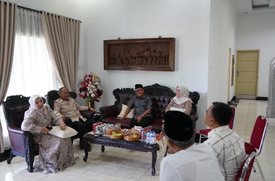 Open House Hari Ke Dua Lebaran Kediaman Danrem 032/Wbr Dikunjungi Kapolda Sumbar