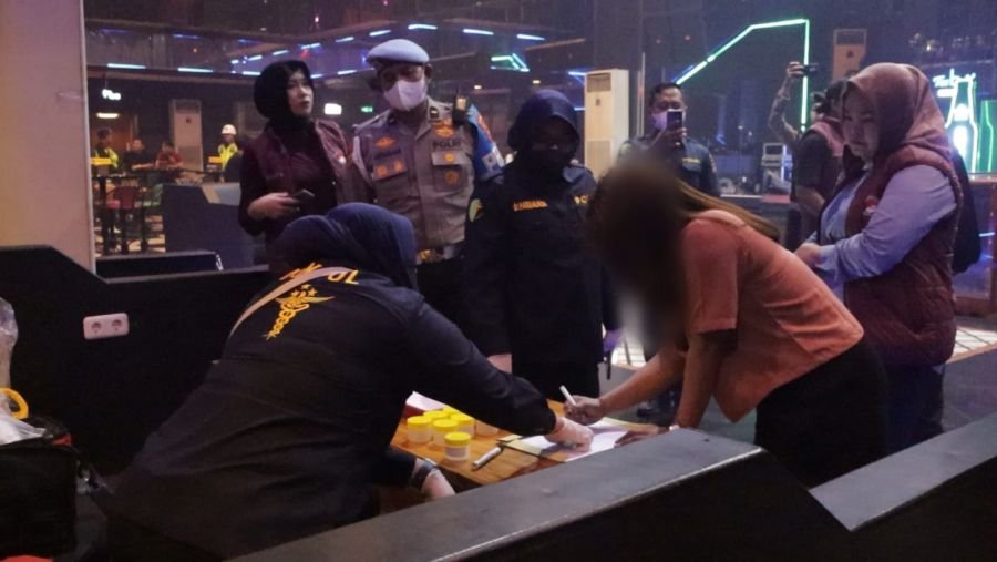 Operasi Gabungan Sasar Hiburan Malam Padang, Pengunjung Dites Urine dan Diamankan