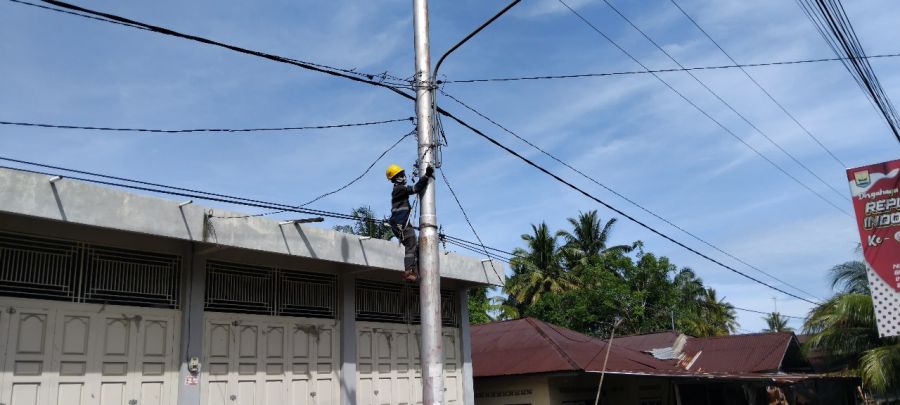 Optimalisasi Jaringan, PLN Icon Plus Lakukan Pemeliharaan Kabel Fiber Optik di Pariaman Utara 