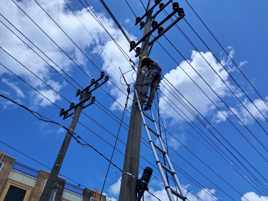 Optimalisasi Koneksi Internet, PLN Icon Plus Lakukan Perbaikan Instalasi Kabel FO di Rengat Barat