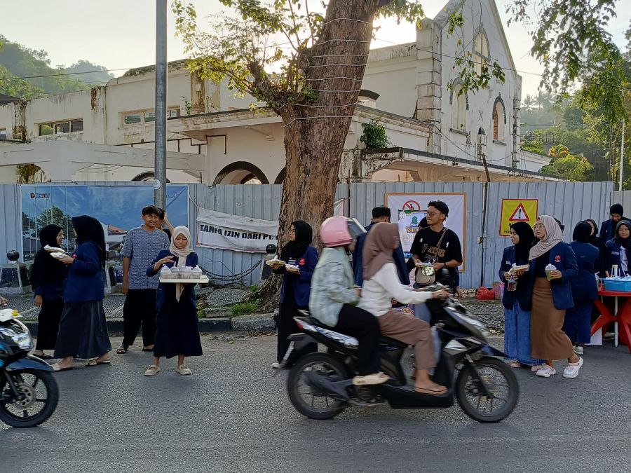 OSIS SMAN 1 Sawahlunto Berbagi Takjil dan Salurkan 21 Paket Sembako di Bulan Ramadan
