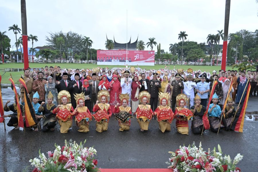 Paduan Suara SMA 1 dan SMA 3 Padang Berhasil Pukau Peserta Upacara Penurunan Bendera HUT RI Ke-78