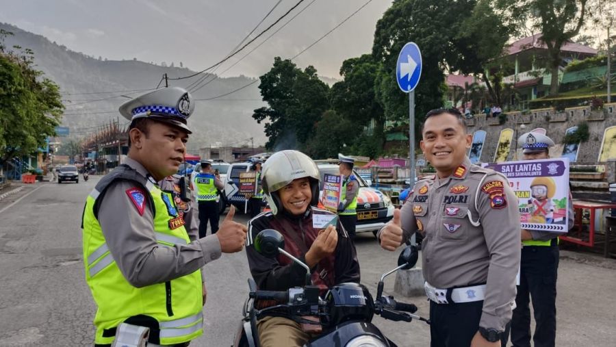 Pagi hari, Satlantas Polres Sawahlunto berikan Voucher Minuman Gratis Pada Pengendara Tertib Aturan