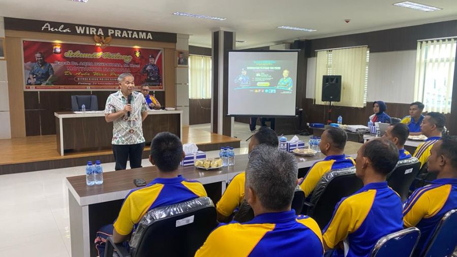 Pakar Komunikasi & Motivator Nasional, Aqua Dwipayana beri Motivasi Personel Ditpolarud Polda Sumbar