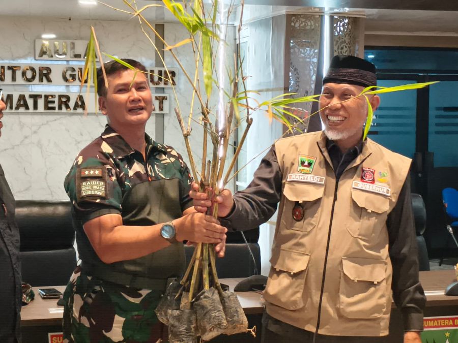 Pangkogabwilhan I Serahkan 15.000 Bibit Bambu Kuning untuk Pemulihan Lingkungan Sumatera Barat