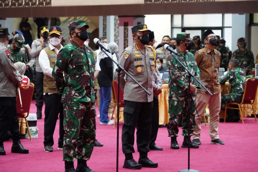Panglima TNI dan Kabaharkam Polri tinjau Vaksinasi Merdeka Serentak di UNP