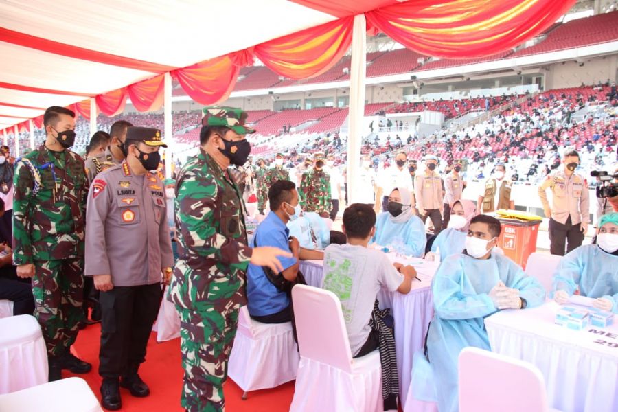 Panglima TNI dan Kapolri Tinjau Vaksinasi Massal di SUGBK