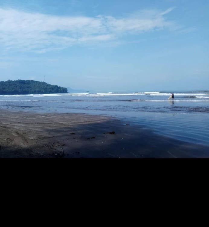 Pantai Air Manis Magnetnya Kota Padang