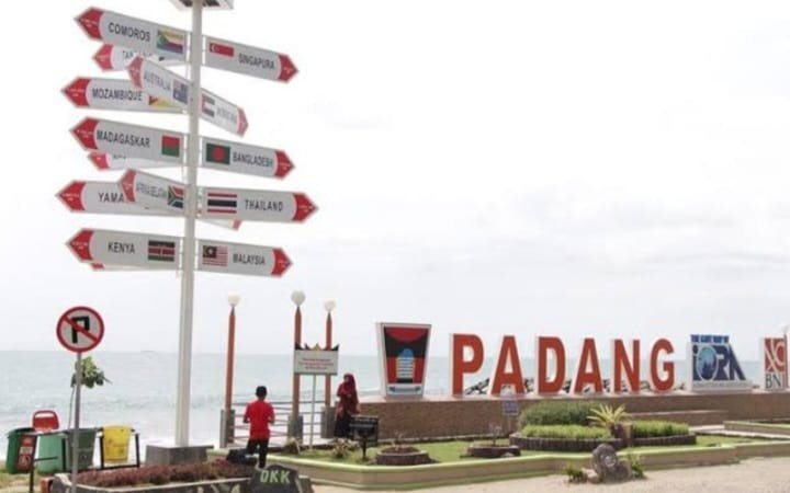 Pantai Padang Dipenuhi Pengunjung Luar  Kota Padang