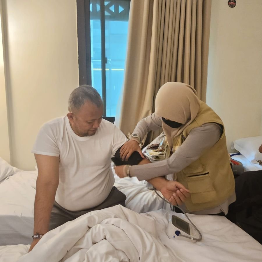 Pantau Kesehatan Jemaah, Tim Medis Kloter 1 Embarkasi Padang Lakukan Kunjungan Kamar di Madinah