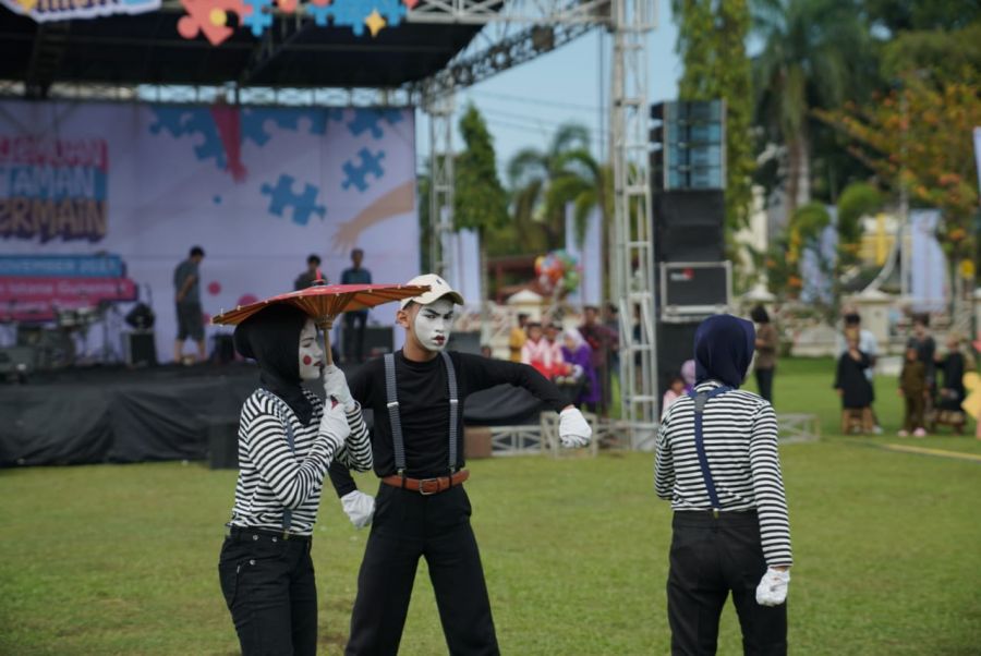 Pantomim dari SLB-YPPLB Meriahkan Pembukaan Festival Anak Sumbar 2023