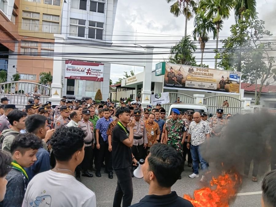 Para Pendemo Sampaikan Aksinya Depan Kejati Sumbar