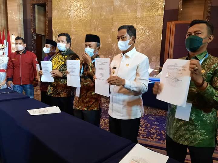 Pasbar Terima Hibah Seribu PJU TS Dari Forum Budaya Dunia Heritages