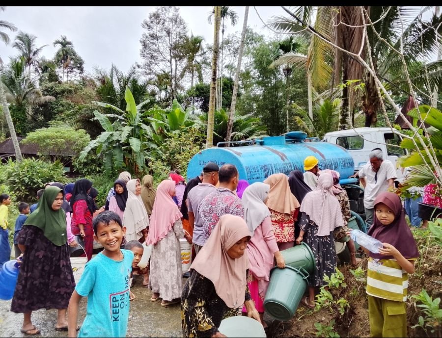 Pasca Banjir Bandang, Perumda Tirta Saiyo Salurkan Air Bersih ke Warga Simpang Tonang