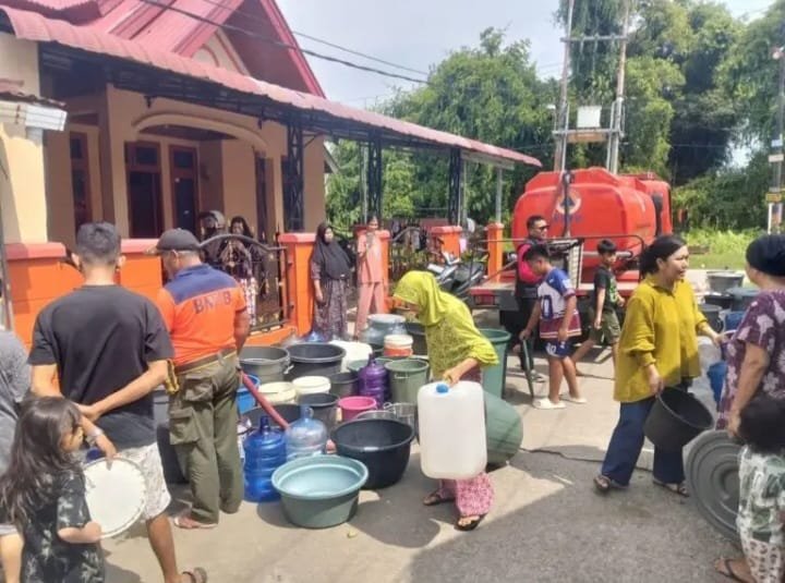 Pasca-Banjir Padang, BPBD Kota Padang Salurkan Air Bersih Kemasyarakat 
