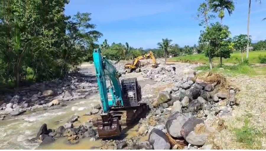 Pasca Ditinjau Gubernur, Tiga Alat Berat Mulai Normalisasi Sungai di Lokasi Banjir Kuranji