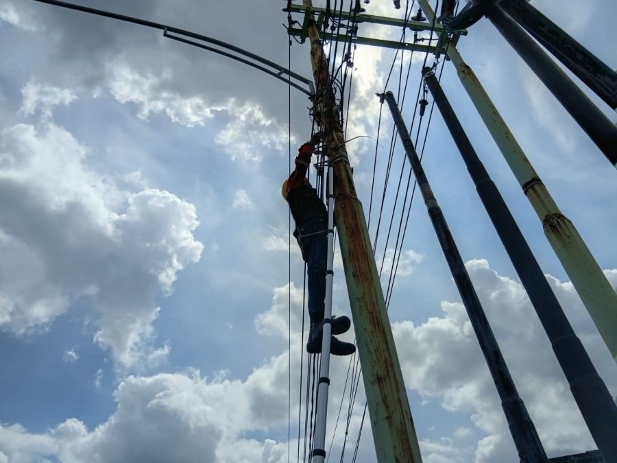 Pastikan Jaringan Optimal, PLN Icon Plus Lakukan Pemeliharaan Jaringan Fiber Optik di Dumai Barat