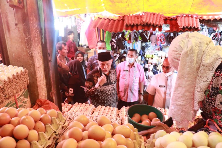 Pastikan Ketersediaan Pangan Jelang Lebaran, Gubernur Mahyeldi Tinjau Pasar Bawah Bukittinggi