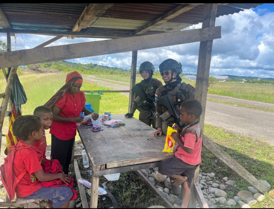 Patroli Dialogis Ops Damai Cartenz Sapa Anak-anak di Distrik Kenyam, Nduga