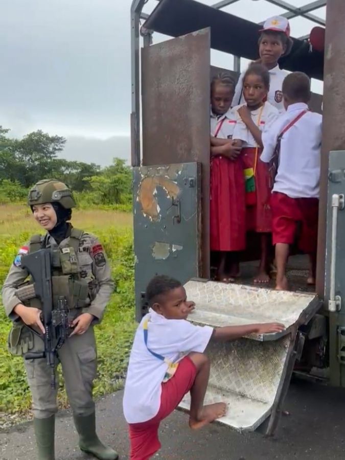 Patroli Humanis Ops Damai Cartenz-2025, Semangat Kartini dalam Pengamanan & Kepedulian Sosial