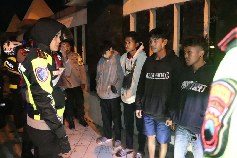Patroli Malam Hari Cegah Aksi Premanisme, AKBP Ratna Temukan Remaja Nongkrong & Minum Miras