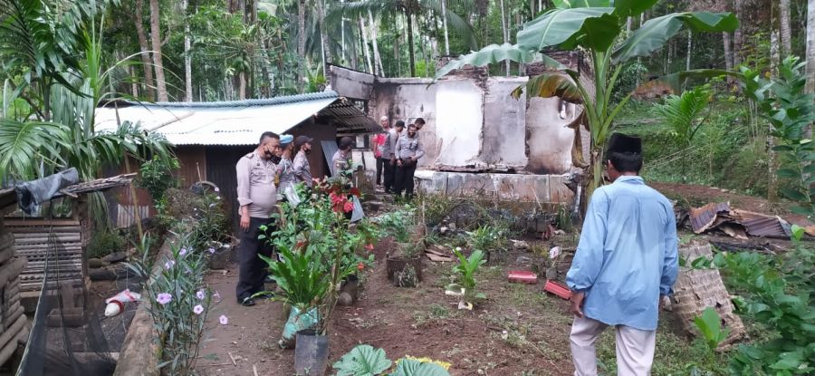Peduli Masyarakat Yang Terkena Musibah, Polsek Aur Malintang Berikan Bantuan