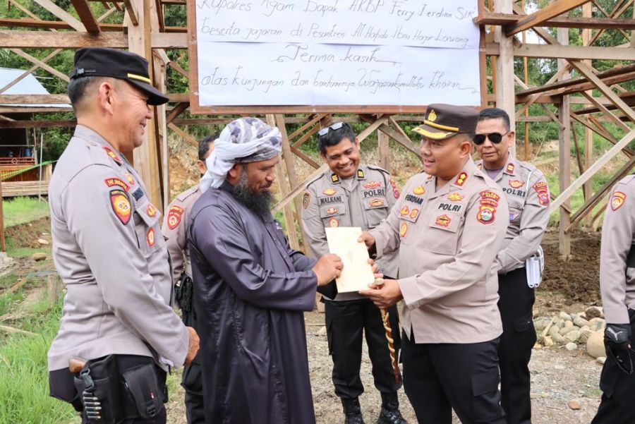 Peduli Terhadap Pendidikan, Kapolres Agam Salurkan Bantuan ke Pondok Pesantren 