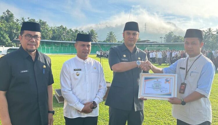 Pegawai Terbaik Dilingkup Pemkab Sijunjung Terima Penghargaan dari Bupati Sijunjung