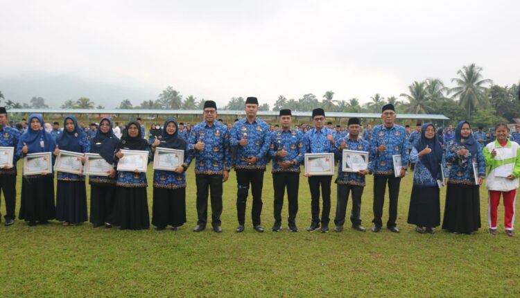 Pegawai Terbaik Pemkab Sijunjung Bulan Juli dan Agustus 2023 Terima Penghargaan