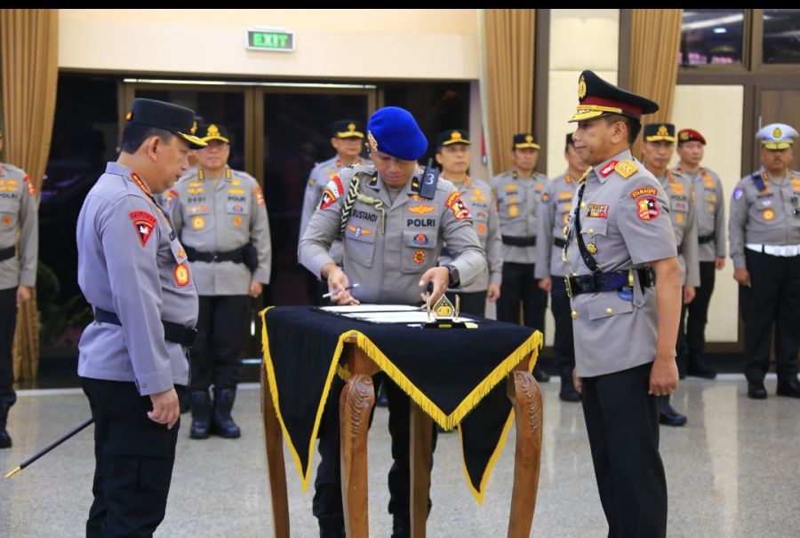Pelantikan Astamaops Kapolri, Komjen Pol Imam Sugianto Sertijab kepada Irjen Pol Akhmad Wiyagus