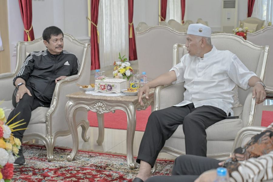 Pelatih Timnas Indonesia U-22 Indra Sjafri Sambangi Kediaman Gubernur Sumbar