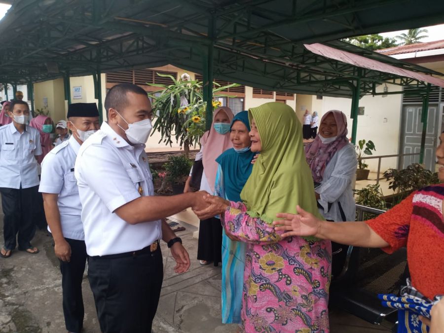 Pelukan Wagub Audy Joinaldy, Lansia PSTW Batusangkar Menangis Berurai Air Mata